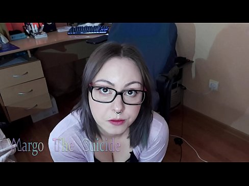 ❤️ Merch Sexy gyda Sbectol Yn Sugno Dildo'n Ddwfn ar y Camera ☑Pornor o safon wrthon ni ❌❤